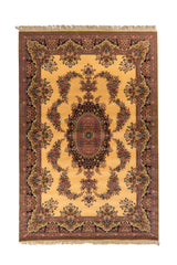 Alfombra clásica de estilo oriental con fondo beige dorado, medallón central floral y guarda oscura con detalles rosados.