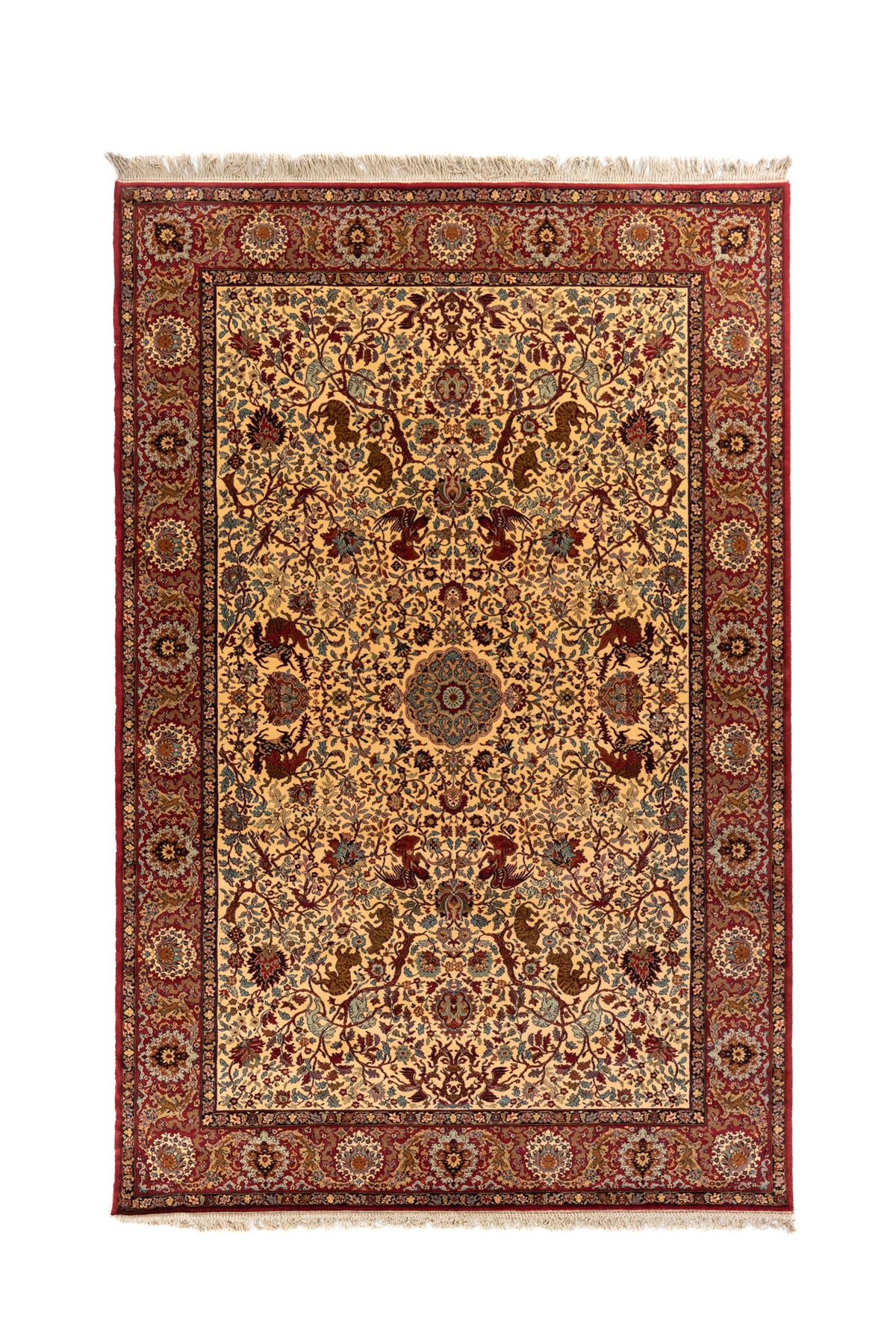 Alfombra clásica oriental en tonos beige y rojo con elaborado diseño floral, figuras de animales y guarda ornamental.