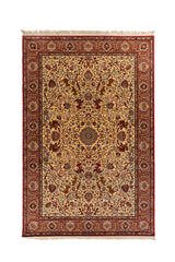 Alfombra clásica oriental en tonos beige y rojo con elaborado diseño floral, figuras de animales y guarda ornamental.