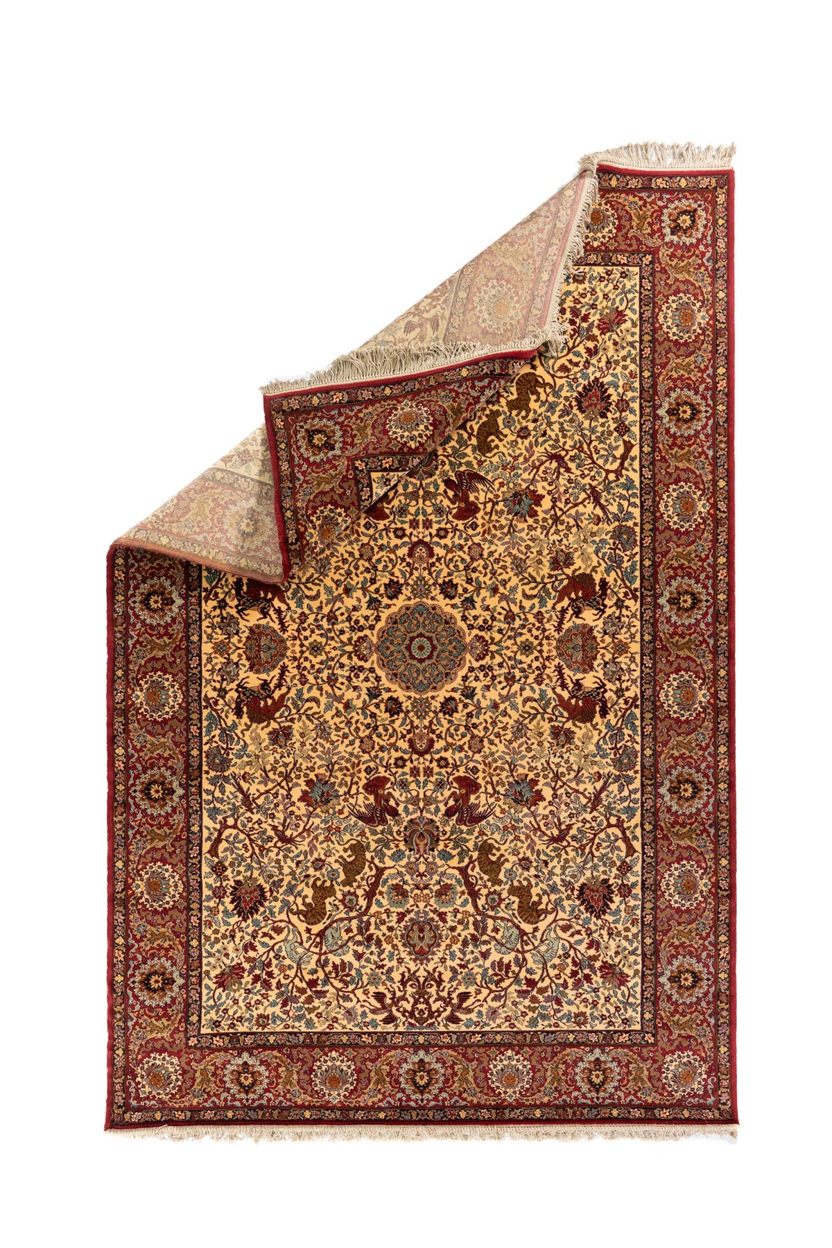 Alfombra oriental beige y roja con esquina levantada que muestra su flexibilidad, reverso tejido y acabado con flecos.