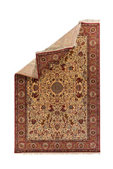 Alfombra oriental beige y roja con esquina levantada que muestra su flexibilidad, reverso tejido y acabado con flecos.