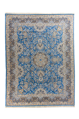 Primer plano de la textura y los detalles florales en azul marino, blanco y dorado de la alfombra.