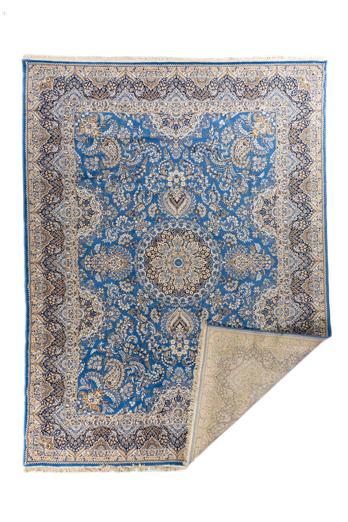 Esquina inferior derecha de la alfombra mostrando el patrón de la guarda y los flecos beige.