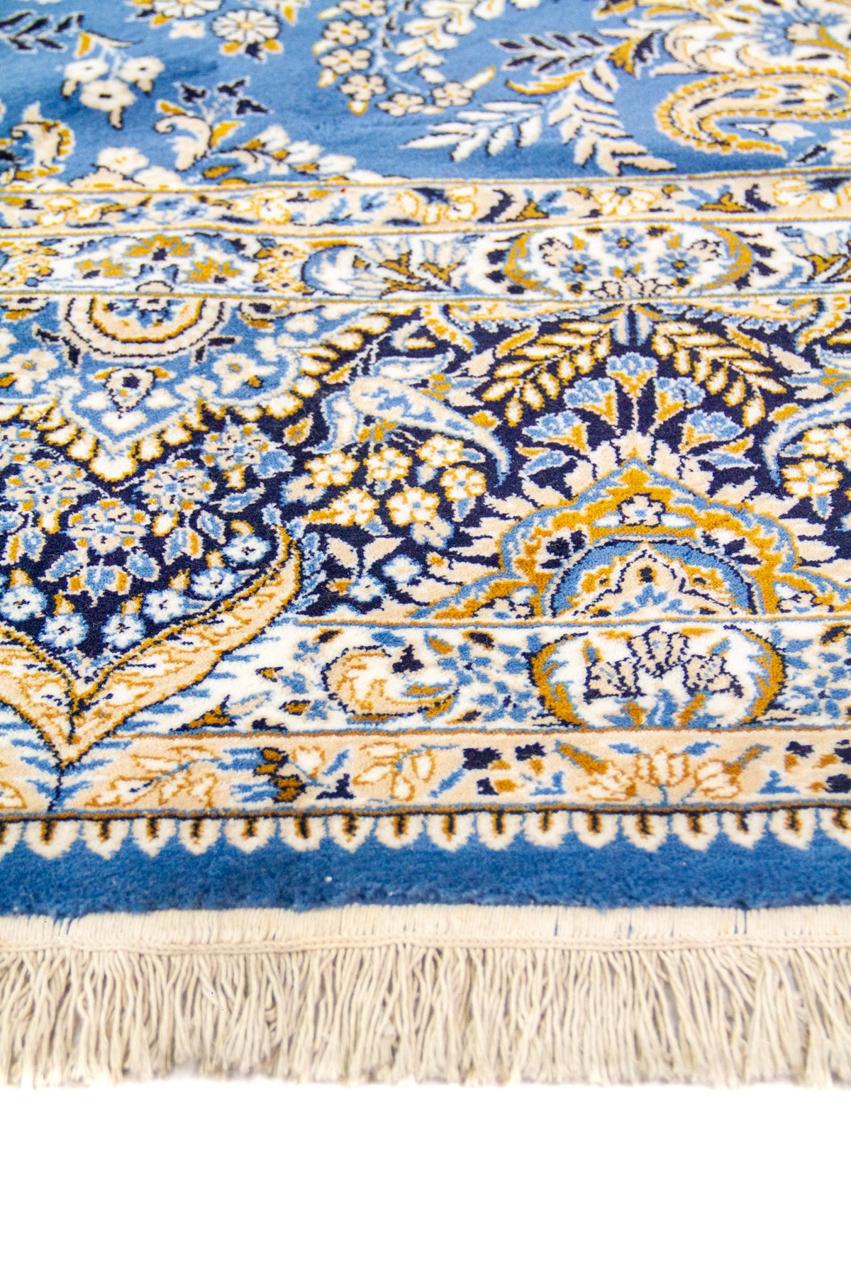 Acercamiento a los pliegues de la alfombra donde se aprecia su grosor y el diseño en relieve.