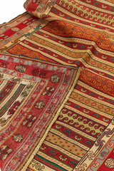 Alfombra Persa y Oriental con un diseño detallado en colores ricos y patrones intrincados, mostrando su sofisticación y elegancia en un formato de producto.