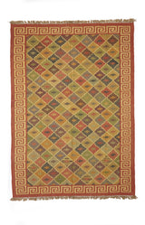 Alfombra kilim tradicional con patrón geométrico en colores cálidos, mostrando detalles de flecos y bordes en tonos rojizos