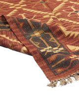 Alfombra Kilim Multi Rojo Beige de gran tamaño, tejida a mano en Turquía con un diseño geométrico tribal inspirado en las alfombras Anatolias.