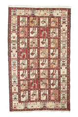  Alfombra oriental con diseño geométrico y motivos de aves. Colores cálidos y textura densa.