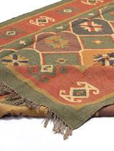 Alfombra rectangular de lana con patrón étnico inspirado en la naturaleza.