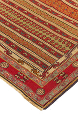 Alfombra Persa y Oriental con un diseño vibrante y patrones elaborados en tonos cálidos, destacando su elegancia y detalle en un formato de producto.