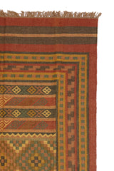 Alfombra artesanal de lana con diseño geométrico tribal en tonos tierra. Perfecta para interiores rústicos y bohemios.