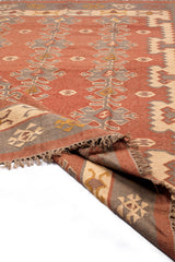 Alfombra Kilim beige con diseño geométrico en tonos tierra. Motivos tribales y textura rústica