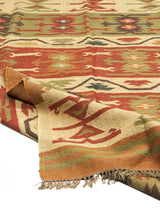  Alfombra Kilim Beige de Kerestegian con diseño geométrico tribal en tonos tierra. 