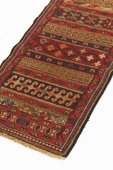 Alfombra Persa y Oriental con un diseño sofisticado en colores cálidos y patrones detallados, resaltando su elegancia en un formato de producto.