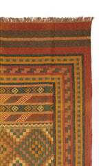 Alfombra Persa y Oriental con un diseño vibrante y patrones detallados en colores ricos, presentada en un formato de producto que resalta su estilo tradicional.