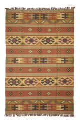 Detalle de una alfombra Kilim Multi Rojo Beige tejida a mano con diseño geométrico tribal en tonos tierra y óxido. 
