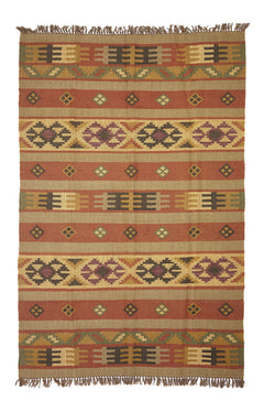 Detalle de una alfombra Kilim Multi Rojo Beige tejida a mano con diseño geométrico tribal en tonos tierra y óxido. 