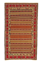 Alfombra Persa y Oriental con un diseño detallado en tonos cálidos, destacando patrones elegantes y complejos en un formato de producto.