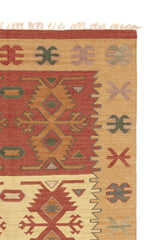  Alfombra Kilim beige con diseño geométrico en tonos tierra.