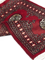 Alfombra Persa y Oriental con un diseño intrincado y patrones detallados en colores cálidos, mostrando su elegancia y sofisticación en un formato de producto