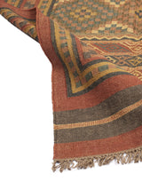  Alfombra artesanal de lana con diseño geométrico tribal en tonos tierra. Perfecta para interiores rústicos y bohemios.