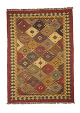 Alfombra Persa y Oriental con un diseño elegante en tonos ricos y patrones detallados, presentada en un formato de producto que destaca su estilo tradicional.