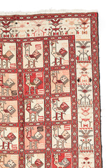  Alfombra oriental con diseño geométrico y motivos de aves. Colores cálidos y textura densa.