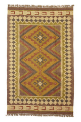 Alfombra rectangular de yute con patrón étnico inspirado en la naturaleza, con una paleta de colores terrosos y detalles en zigzag.