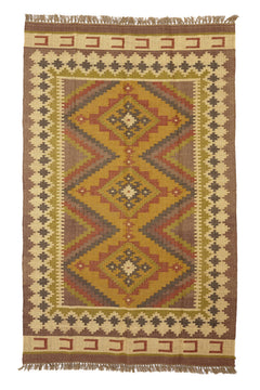 Alfombra rectangular de yute con patrón étnico inspirado en la naturaleza, con una paleta de colores terrosos y detalles en zigzag.