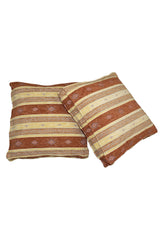 Almohadones persas y orientales con un diseño intrincado 