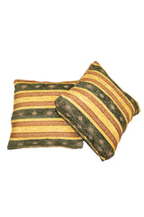 Almohadones persas y orientales con un diseño intrincado 