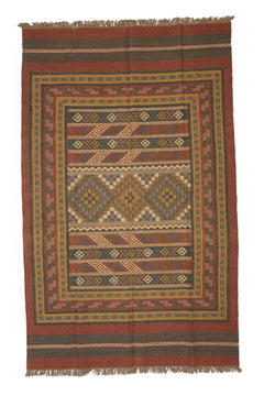 Alfombra Kilim multicolor con diseño geométrico tribal en tonos cálidos. Motivos étnicos y textura rústica. 