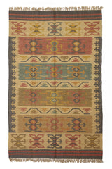 Alfombra rectangular de lana con patrón étnico y flecos. Tonos cálidos y textura natural, ideal para espacios acogedores.