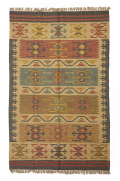 Alfombra rectangular de lana con patrón étnico y flecos. Tonos cálidos y textura natural, ideal para espacios acogedores.