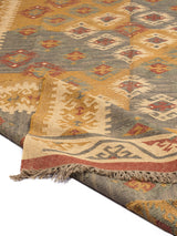 Alfombra artesanal de lana con patrón étnico en tonos neutros.