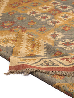 Alfombra artesanal de lana con patrón étnico en tonos neutros.