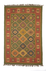 Alfombra rectangular de lana con patrón étnico inspirado en la naturaleza.