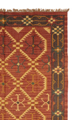Alfombra Kilim Multi Rojo Beige de gran tamaño, tejida a mano en Turquía con un diseño geométrico tribal inspirado en las alfombras Anatolias.