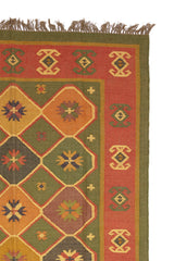 Alfombra rectangular de lana con patrón étnico inspirado en la naturaleza.