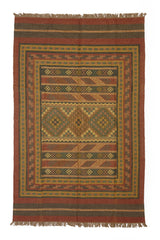 Alfombra artesanal de lana con diseño geométrico tribal en tonos tierra. Perfecta para interiores rústicos y bohemios.