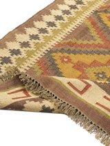  Alfombra rectangular de yute con patrón étnico inspirado en la naturaleza, con una paleta de colores terrosos y detalles en zigzag.