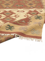  Alfombra Kilim beige con diseño geométrico en tonos tierra.