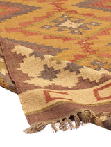 Alfombra rectangular de yute con patrón étnico inspirado en la naturaleza.