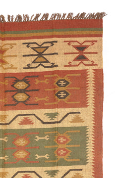 Alfombra rectangular de yute con patrón étnico inspirado en la naturaleza.