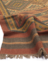 Alfombra Persa y Oriental con un diseño sofisticado en colores cálidos y patrones intrincados, destacando su elegancia y detalle en un formato de producto
