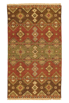 Alfombra kilim con diseño de mosaicos geométricos en tonos marrones, rojizos y beige, con detalles de flecos en el borde.