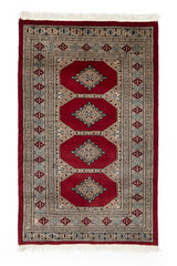 Alfombra persa y oriental con un diseño floral detallado en colores ricos y cálidos, exhibida en una sala de estar.