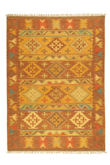 Alfombra kilim con diseño de figuras geométricas en tonos dorados, marrones y naranjas, con borde de flecos decorativos.