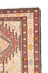 Camino en tonos beige con un diseño intrincado y sofisticado, que irradia calma y refleja la tradición artesanal.