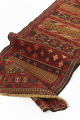 Alfombra Persa y Oriental con un diseño vibrante y patrones intrincados en tonos cálidos, destacando su elegancia y detalle en un formato de producto.